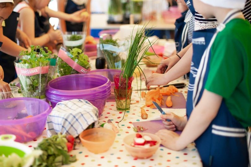 Niños haciendo un taller con plantas