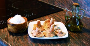 sel, un plat avec des champignons et de l'huile d'olive