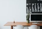 escritorio con ordenador y calendario