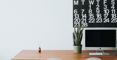 escritorio con ordenador y calendario
