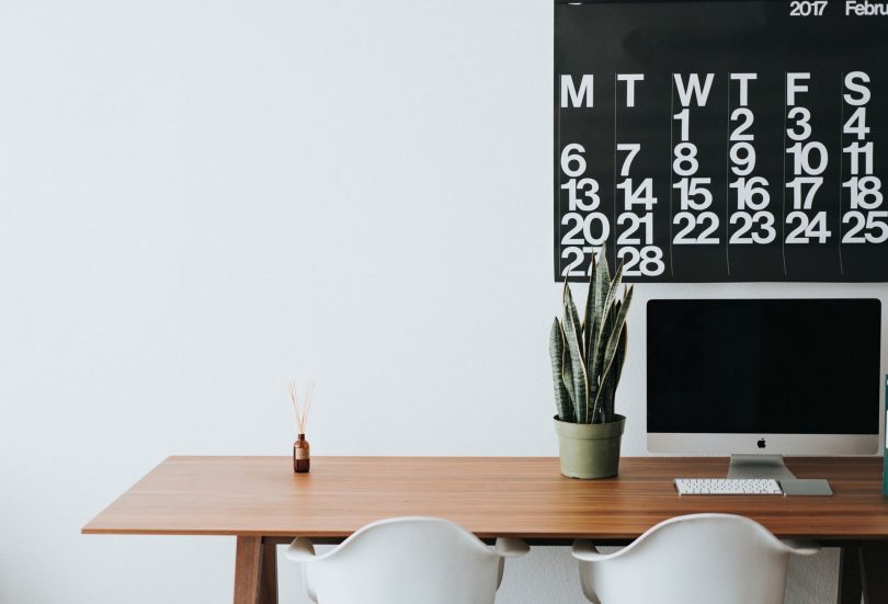 escritorio con ordenador y calendario