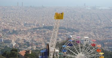 grande roue et manege avec vue sur la ville