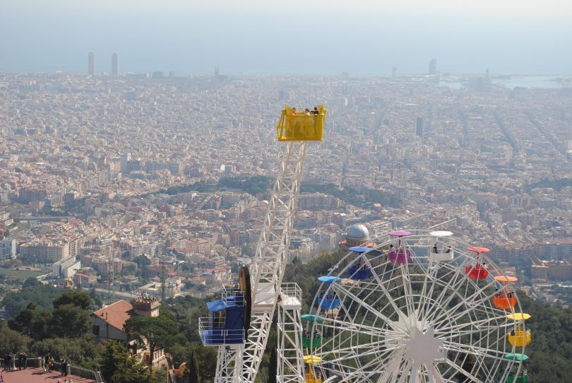 grande roue et manege avec vue sur la ville