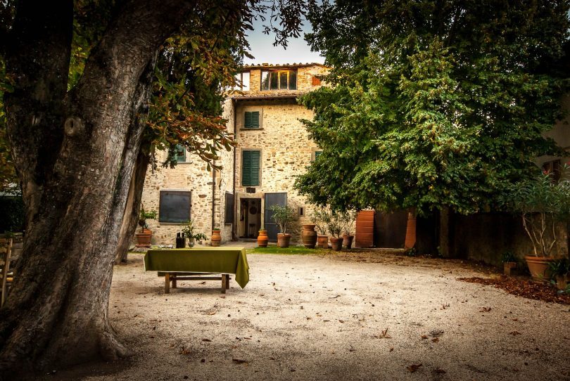 cour de maison en pierre