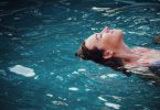 femme nageant dans l'eau