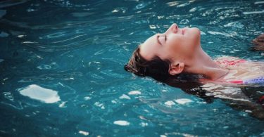 femme nageant dans l'eau