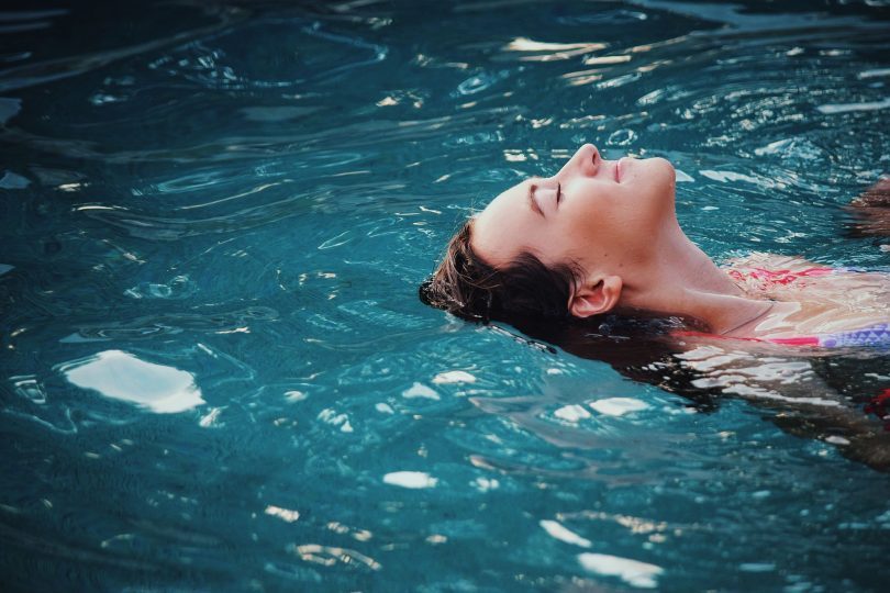 femme nageant dans l'eau