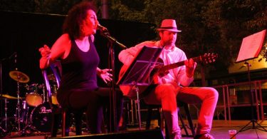 femme chantant et guitariste
