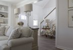 salon avec meubles blancs et escalier