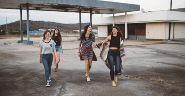 filles riant en plein air