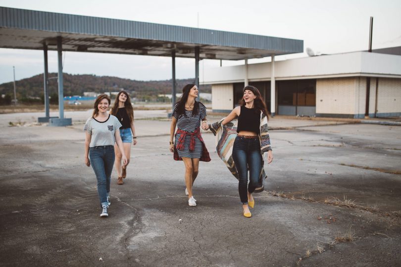 filles riant en plein air