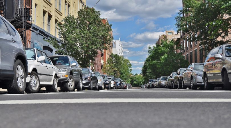 route de ville avec voitures sur le côté