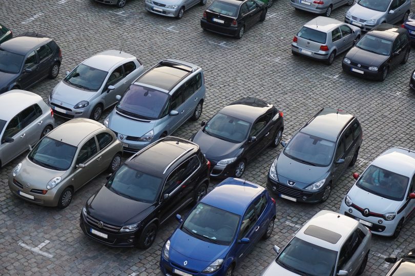 voitures stationnées parking