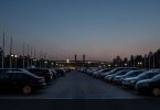 parking la nuit avec des voitures