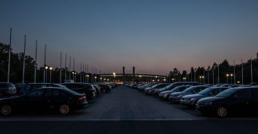 parking la nuit avec des voitures