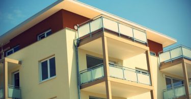 maison à étages avec balcon