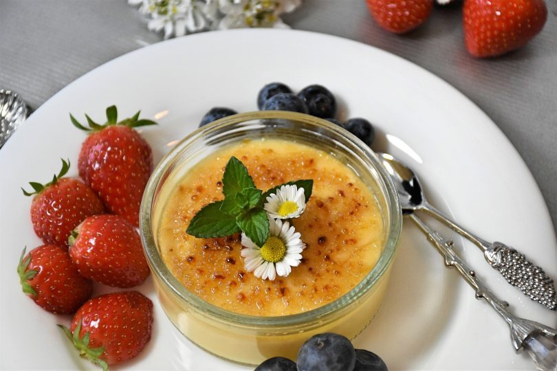 ramequin de creme catalane avec fraises et bleuets