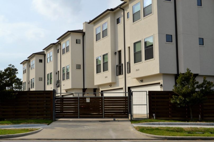 bloc de logements avec barriere