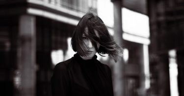 photo en noir et blanc d'une femme en col roulé