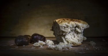 morceau de pain avec des marrons à côté