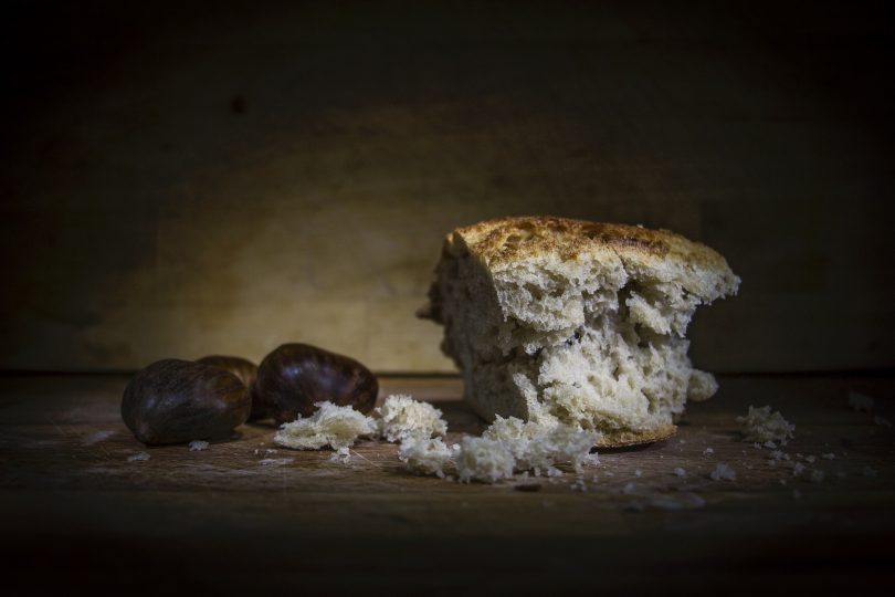morceau de pain avec des marrons à côté