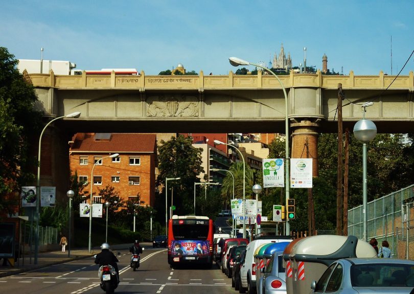 route avec voitures et bus sous un pont