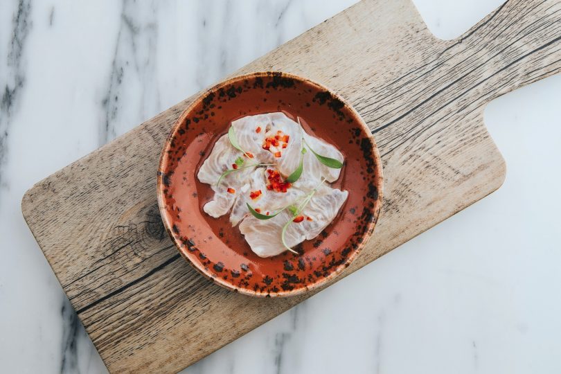 plat de ceviche sur une planche en bois