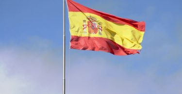 drapeau espagnol flottant dans le vent