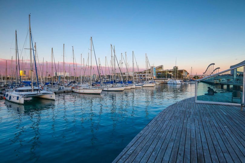 vue sur le port avec eau et bateau