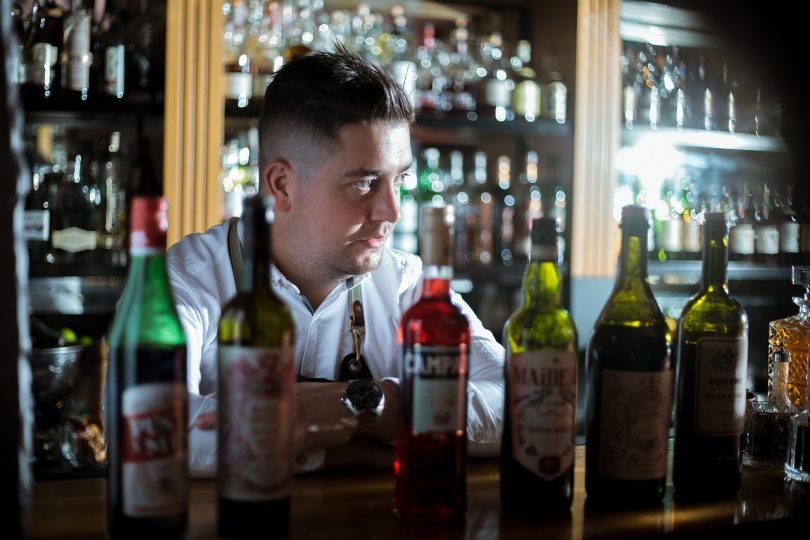 barman derrière un bar