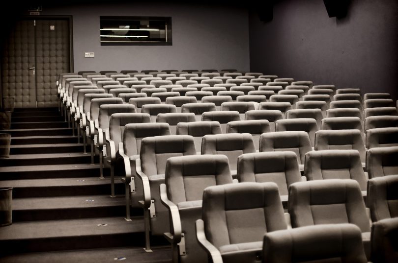 sieges d'une salle de cinéma