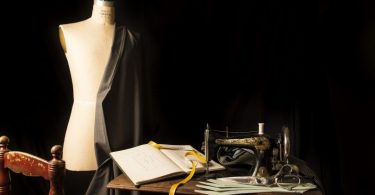 mannequin et machine de couture