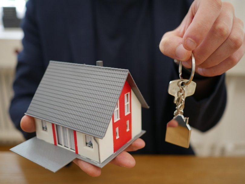 main tenant des clés de maison sur une porte