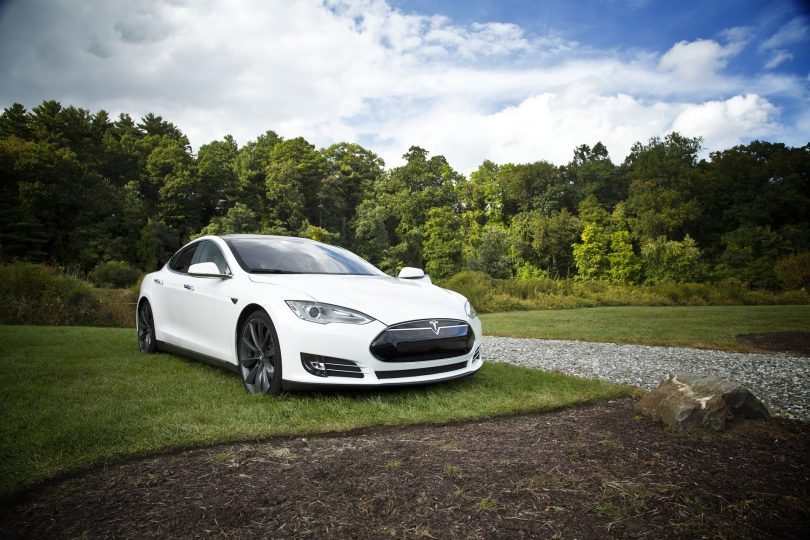 voiture blanche stationnée dans l'herbe