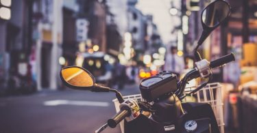 moto dans les rues de barcelone
