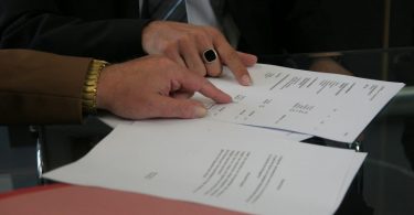 deux mains sur une feuille