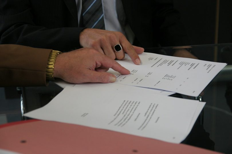 deux mains sur une feuille