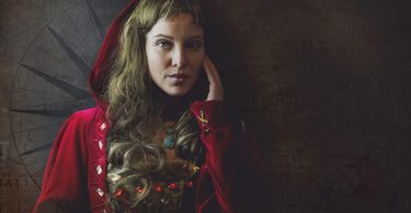 femme en manteau rouge