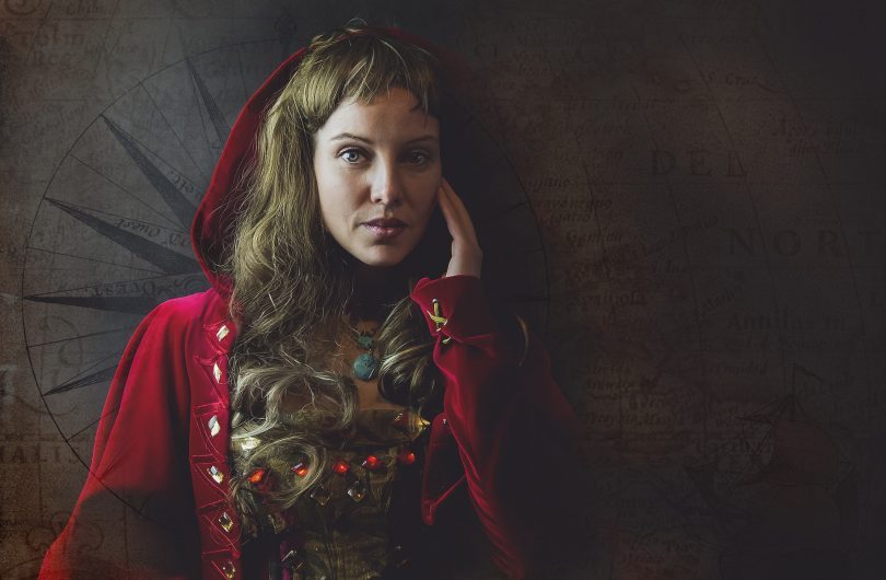 femme en manteau rouge