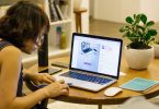 femme travaillant sur un laptop
