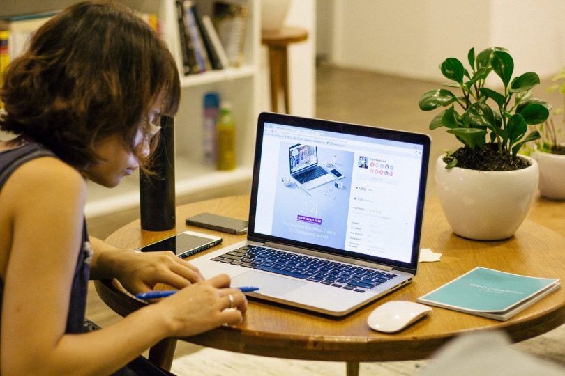 femme travaillant sur un laptop