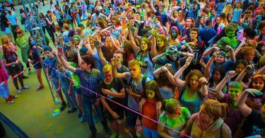 jeunes couverts de poudre de couleur