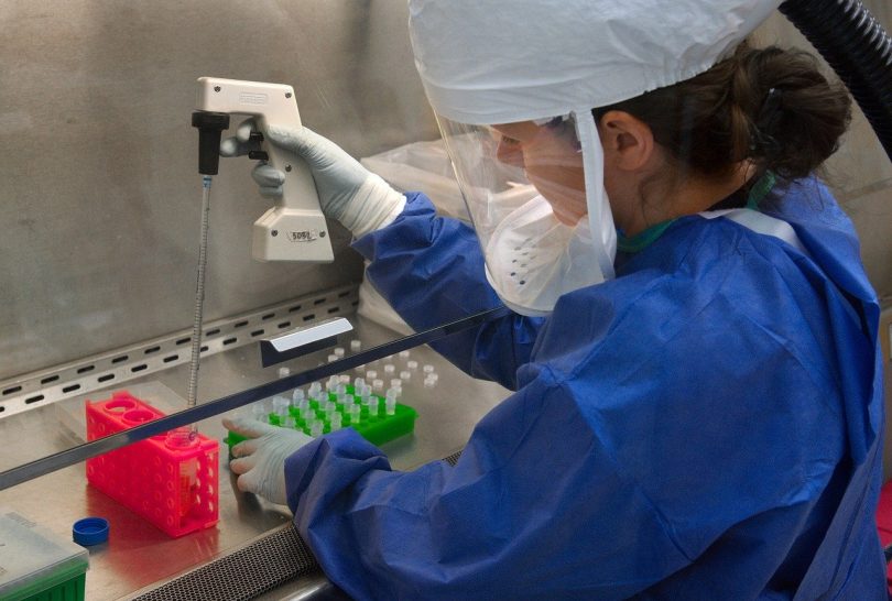 femme microbiologie