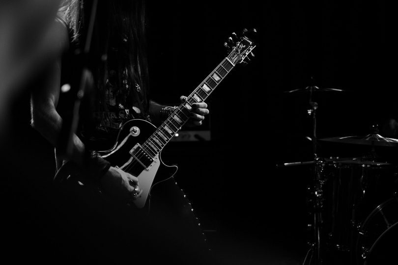 homme jouant de la guitare