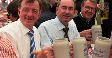 hommes avec des chopes de bièere