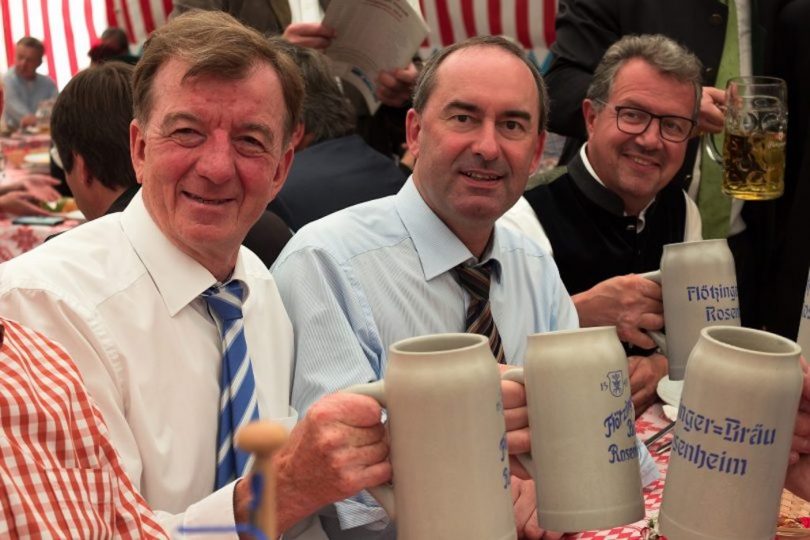 hommes avec des chopes de bièere