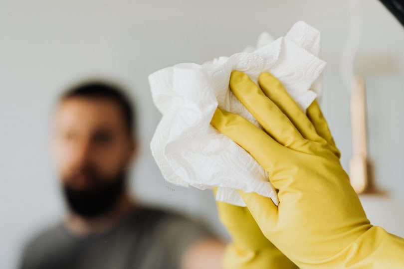homme nettoyant une vitre