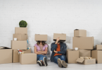 un couple avec des cartons de déménagement