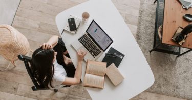 femme travaillant sur une table