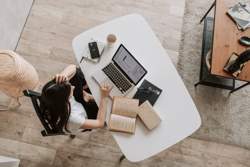 femme travaillant sur une table